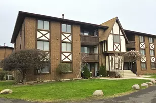 10561 Palos Pl, Palos Hills, IL 60465 - Photo 3