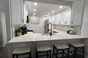 10561 Palos Pl, Palos Hills, IL 60465 - Photo 9