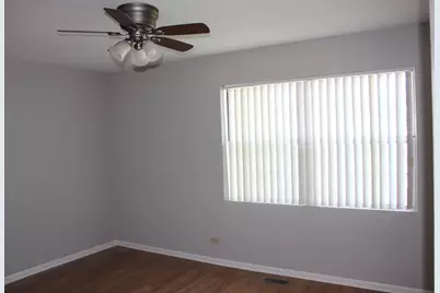 410 Ashwood Court, Vernon Hills, IL 60061 - Photo 7