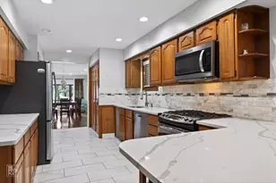 221 E Grantley Ave, Elmhurst, IL 60126 - Photo 9