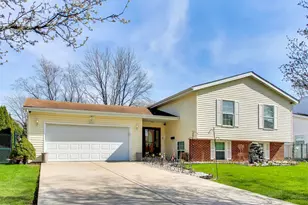 2215 S Bradford Dr, Wheaton, IL 60189 - Photo 3