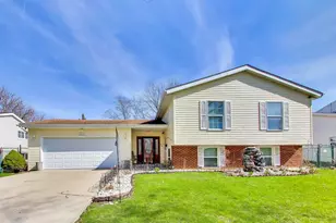 2215 S Bradford Dr, Wheaton, IL 60189 - Photo 1