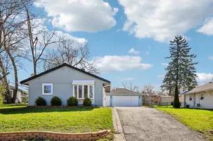 1819 Papoose Rd, Carpentersville, IL 60110 - Photo 3