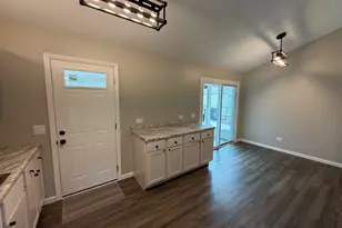 109 Hickory Dr, Lindenhurst, IL 60046 - Photo 9