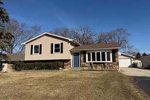109 Hickory Dr, Lindenhurst, IL 60046 - Photo 1