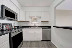 725 W Huntington Commons Rd, Mount Prospect, IL 60056 - Photo 5