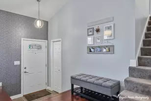 412 Surrey Ln, Lindenhurst, IL 60046 - Photo 5
