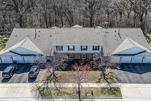 383 Woodview Cir, Elgin, IL 60120 - Photo 3