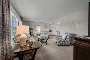 2477 Cambridge Dr, Aurora, IL 60506 - Photo 3