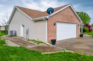 1401 Posey St, Marion, IL 62959 - Photo 3