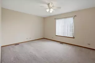 682 Fieldcrest Dr, South Elgin, IL 60177 - Photo 9