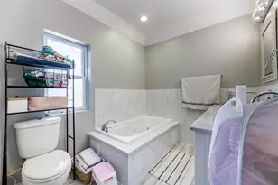 7931 S Paxton Ave, Chicago, IL 60617 - Photo 9