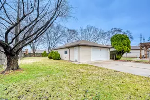 7642 W 92nd Pl, Hickory Hills, IL 60457 - Photo 11