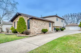 7642 W 92nd Pl, Hickory Hills, IL 60457 - Photo 1