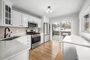 1908 Moore Ave, Saint Charles, IL 60174 - Photo 9