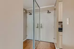 3930 N Pine Grove Ave, Chicago, IL 60613 - Photo 11