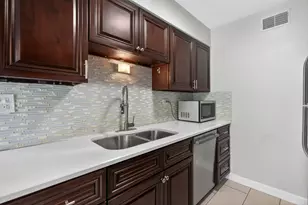 829 Dighton Ln, Schaumburg, IL 60173 - Photo 7