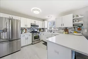 910 Shorewood Dr, Shorewood, IL 60404 - Photo 9