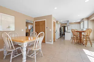 17325 W Westwind Dr, Gurnee, IL 60031 - Photo 9