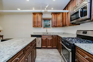 622 W Briar Pl, Chicago, IL 60657 - Photo 9