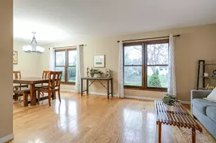 125 S Deerpath Dr, Vernon Hills, IL 60061 - Photo 5