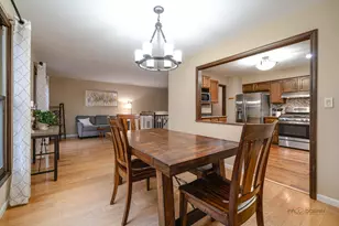 125 S Deerpath Dr, Vernon Hills, IL 60061 - Photo 9