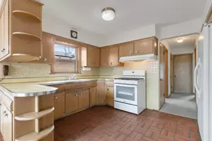 9534 S Sacramento Ave, Evergreen Park, IL 60805 - Photo 3