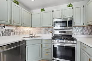 2555 College Hill Cir, Schaumburg, IL 60173 - Photo 7