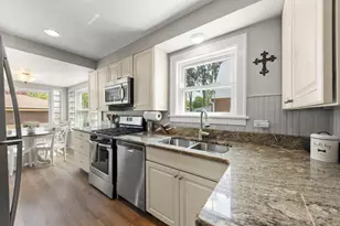 919 N President St, Wheaton, IL 60187 - Photo 9