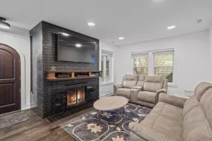 5226 W Eddy St, Chicago, IL 60641 - Photo 7