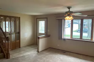 900 Georgean Ln, Schaumburg, IL 60193 - Photo 5