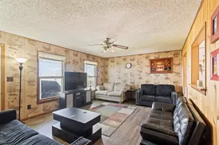 812 W 3rd St, Gilman, IL 60938 - Photo 3