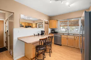 1060 Catherine St, Joliet, IL 60435 - Photo 7