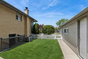 801 E Greenwood Dr, Mount Prospect, IL 60056 - Photo 19