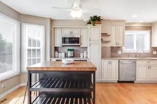 2212 Magnolia Ct W, Buffalo Grove, IL 60089 - Photo 7