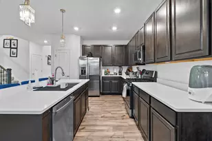 668 Braemore Lane, Yorkville, IL 60560 - Photo 7