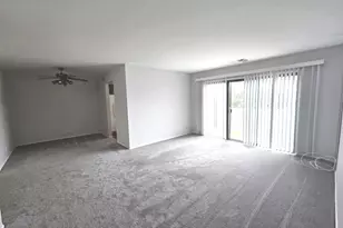 573 Greystone Ln, Wheeling, IL 60090 - Photo 5