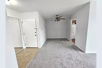 573 Greystone Lane #D2, Wheeling, IL 60090 - Photo 3