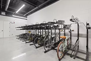 948 W Sunnyside Ave, Chicago, IL 60640 - Photo 13