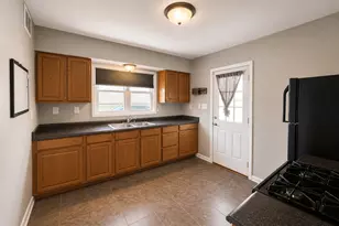 927 Townsend St, Sycamore, IL 60178 - Photo 9