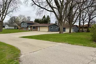 702 S Grant St, Clifton, IL 61727 - Photo 3