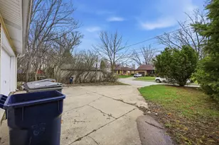 835 Oak St, Elgin, IL 60123 - Photo 37