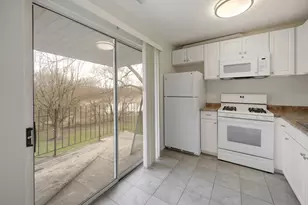 93 N Victoria Ln, Streamwood, IL 60107 - Photo 7