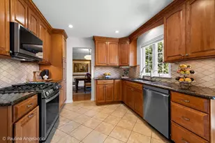 649 Greenbrier Ln, Crystal Lake, IL 60014 - Photo 9