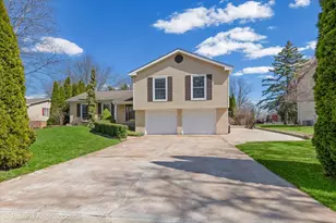 649 Greenbrier Ln, Crystal Lake, IL 60014 - Photo 1