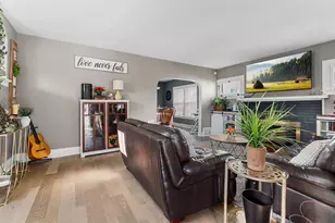 629 W Downer Pl, Aurora, IL 60506 - Photo 3