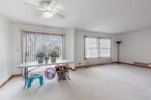 935 Brower Dr, Roselle, IL 60172 - Photo 3