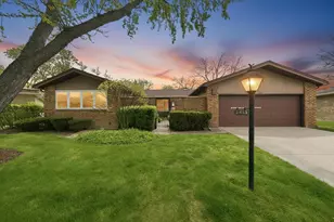 2453 Seville Cir, Northbrook, IL 60062 - Photo 29