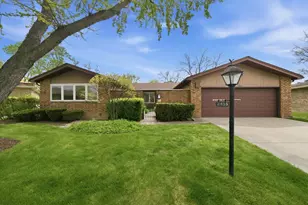 2453 Seville Cir, Northbrook, IL 60062 - Photo 1