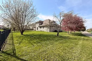 4705 Stonebridge Dr, Champaign, IL 61822 - Photo 3